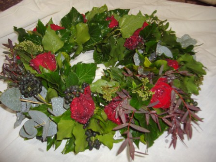 Blumenkranz für Beerdigung mit Rosen, Wacholder