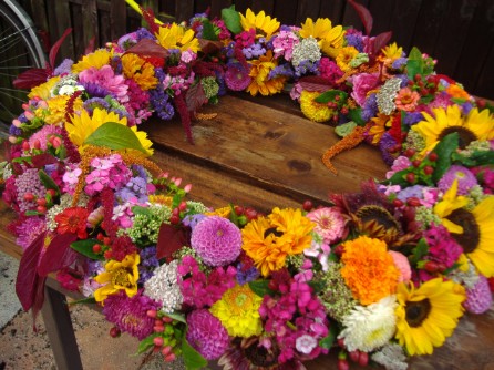 Blumenkranz für Beerdigung mit Astern, Dahlien, Sonnenblumen